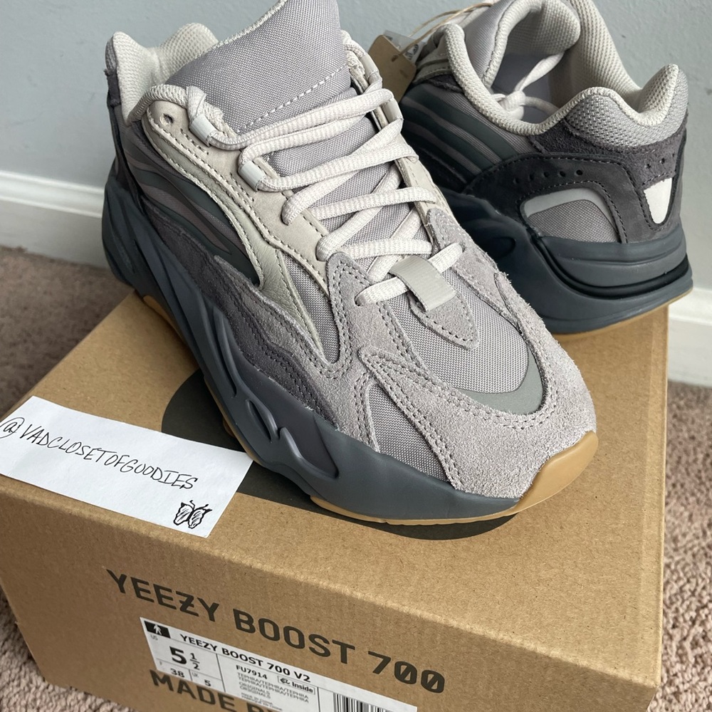 Yeezy 700 “Tephra” - Picture 6 of 15